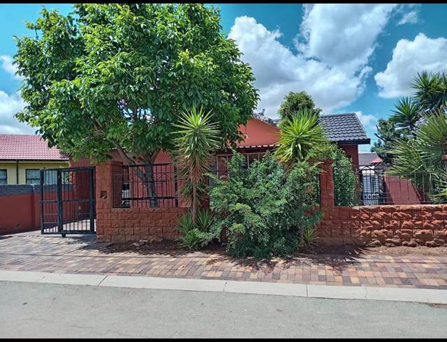 3 BEDROOM HOUSE FOR SALE IN ENNERDALE EXT 5